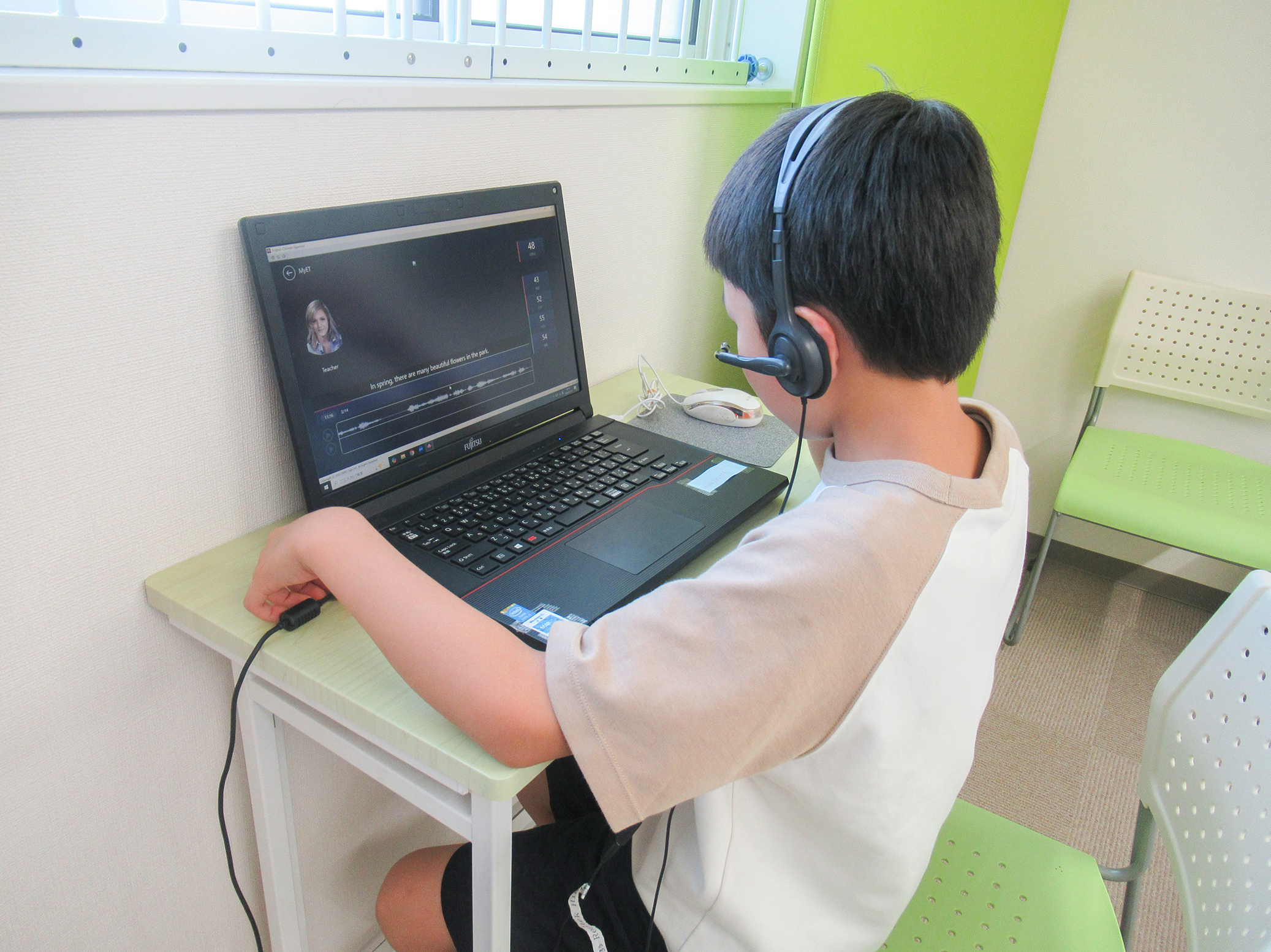英語のスピーチコンテストに向けて発音の練習中